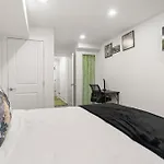 3Br-2Ba Luxurious Green Oasis Private Backyard Patio
