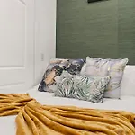3Br-2Ba Luxurious Green Oasis Private Backyard Patio