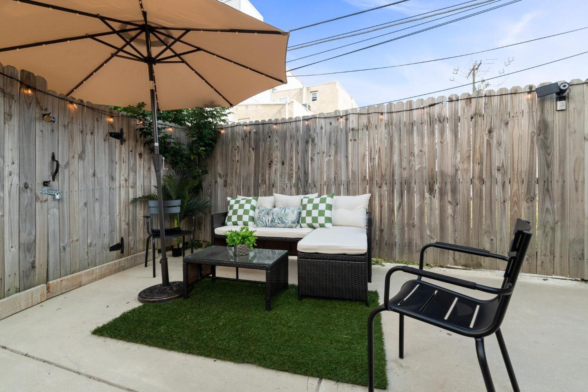 3br-2ba Luxurious Oasis Private Backyard Patio Philadelphia