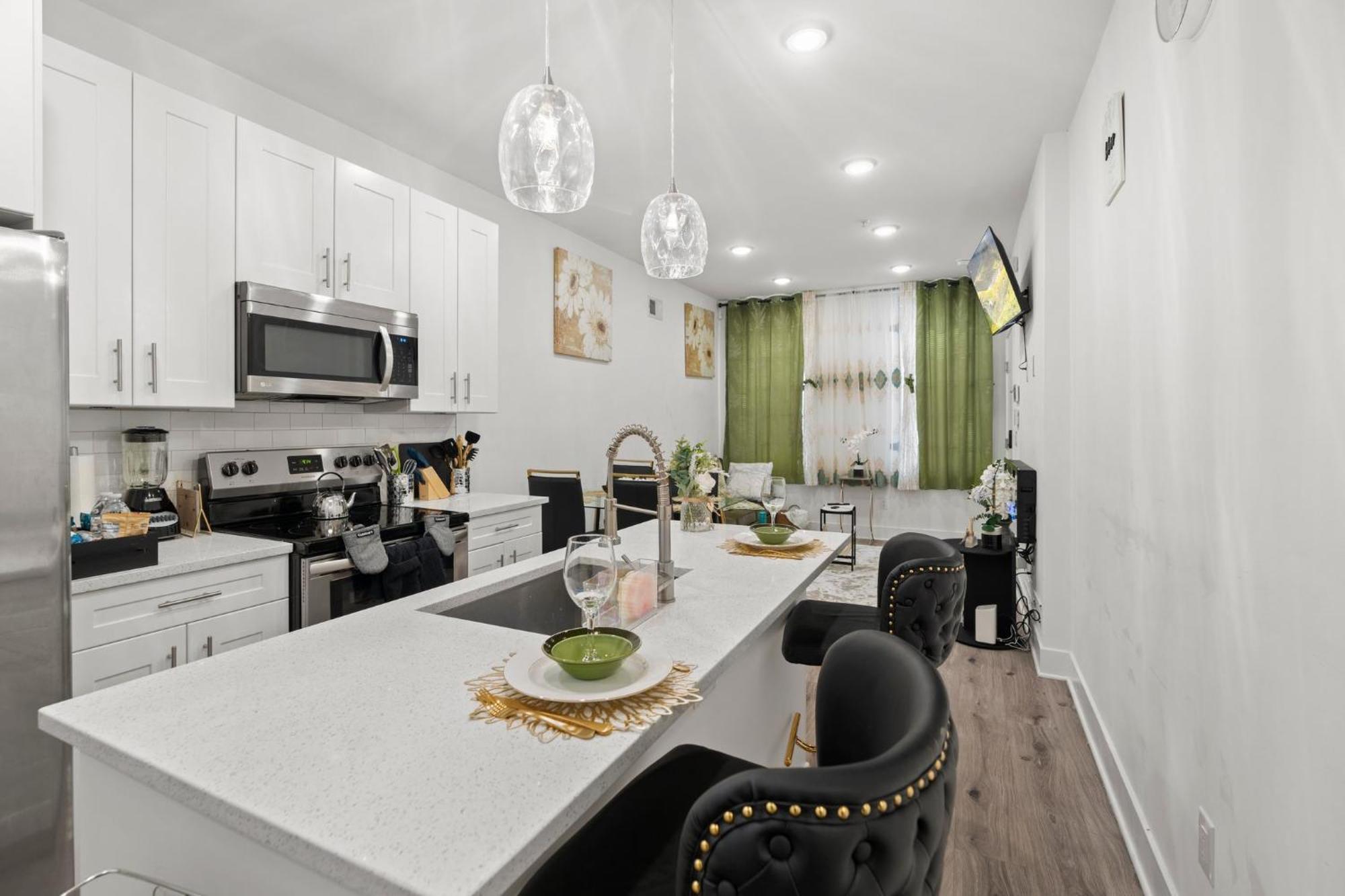 3br-2ba Luxurious Oasis Private Backyard Patio Philadelphia