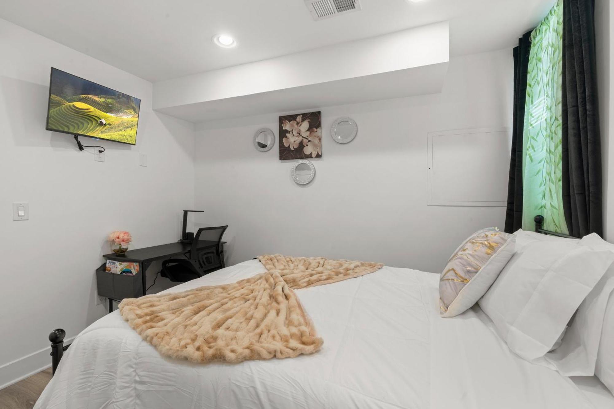 3br-2ba Luxurious Oasis Private Backyard Patio Apartment