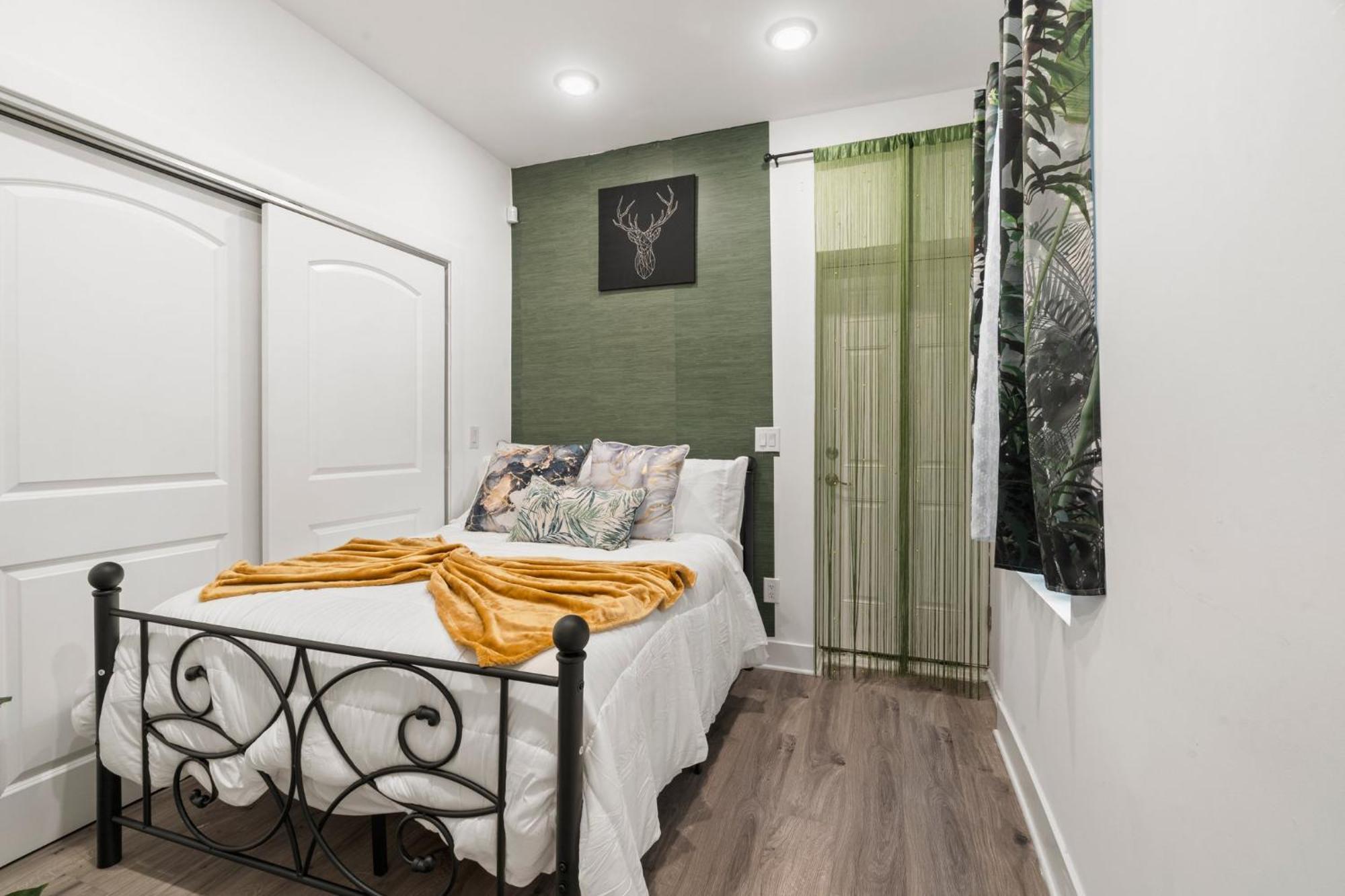 3br-2ba Luxurious Oasis Private Backyard Patio Apartment