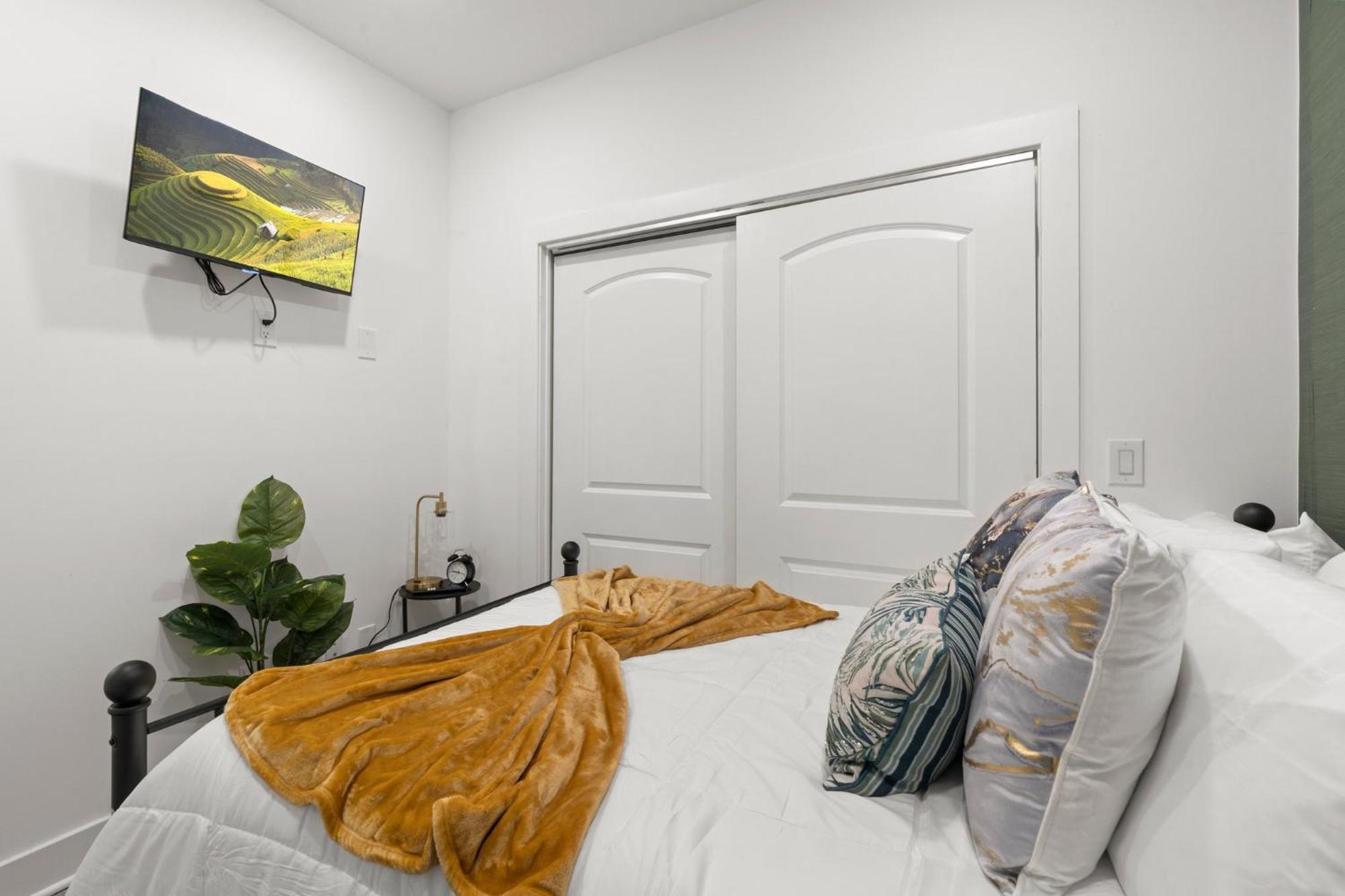 Apartment 3br-2ba Luxurious Oasis Private Backyard Patio