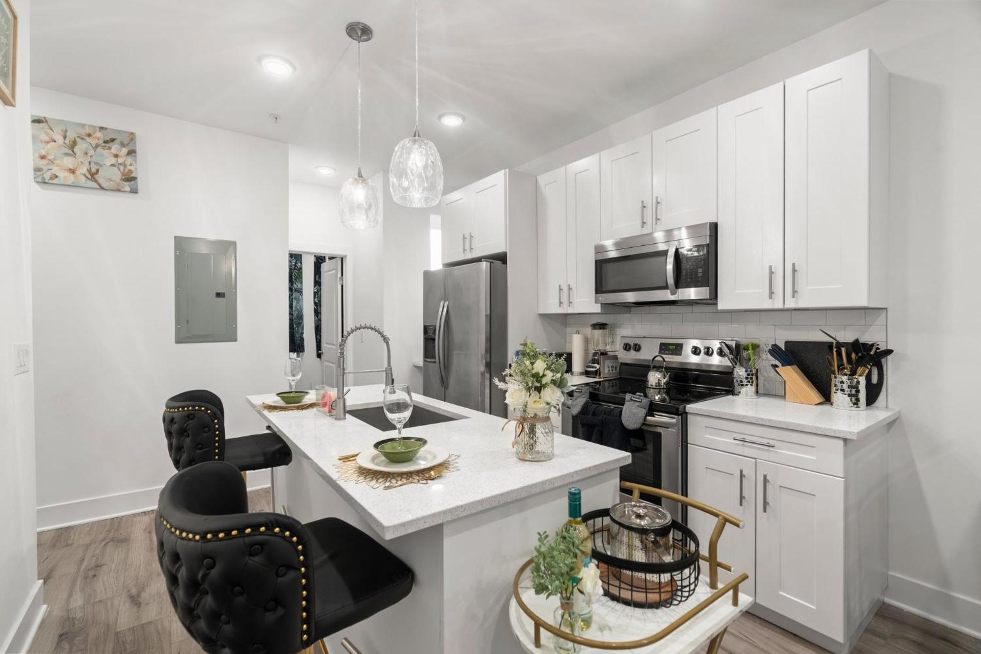 3br-2ba Luxurious Oasis Private Backyard Patio Apartment *